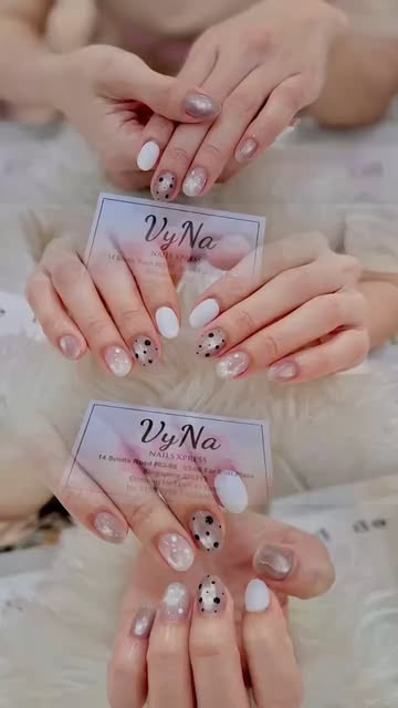 Polka dot accent nails